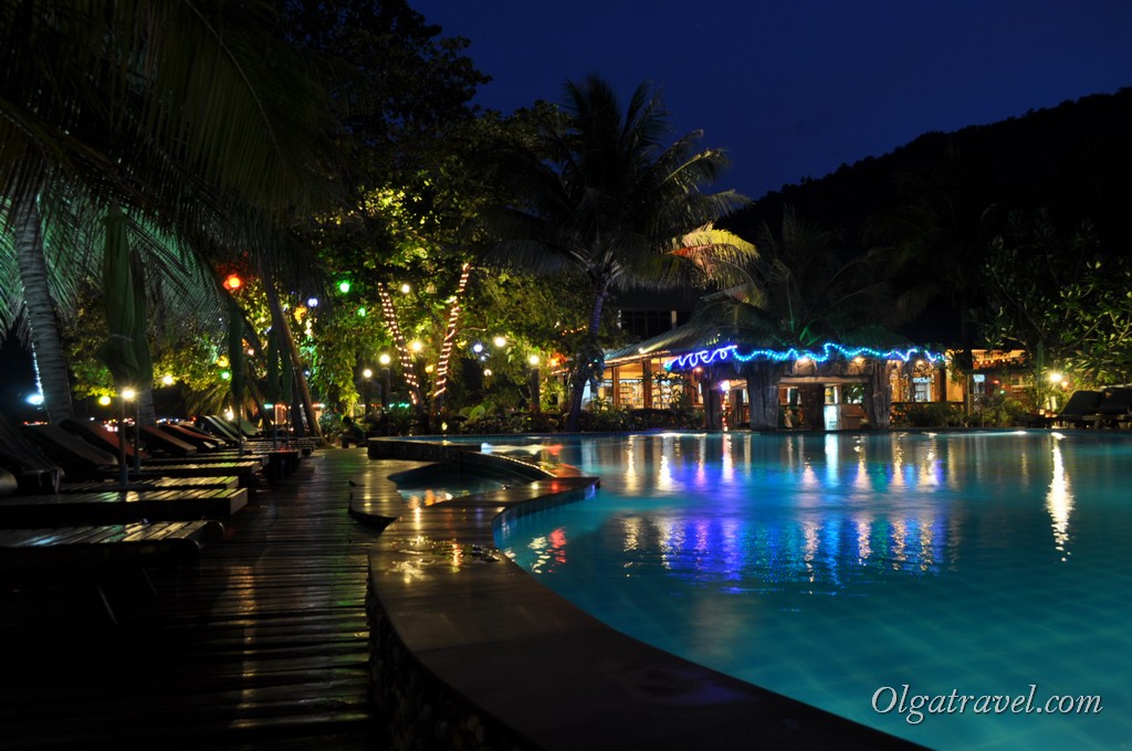 Dreamland Resort pool night