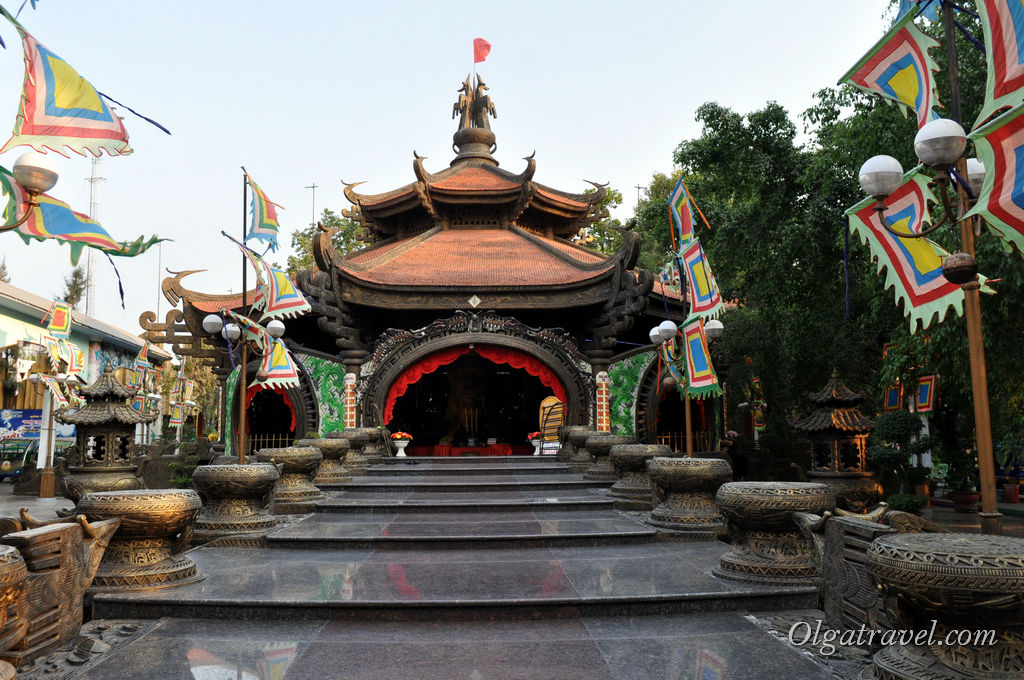 Тематический религиозный парк Suoi Tien.